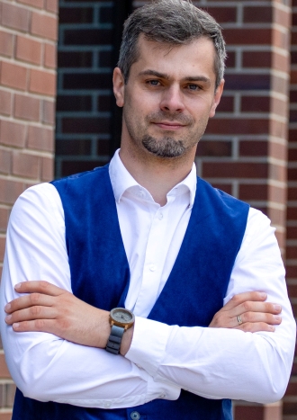 Konrad Dziadkowiak — prowadzący webinary